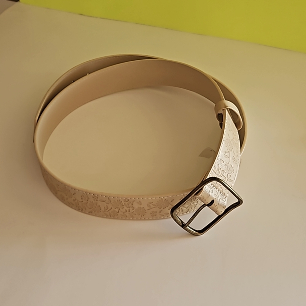 NWOT Maurice's tan flower embossed belt. Very beautiful.